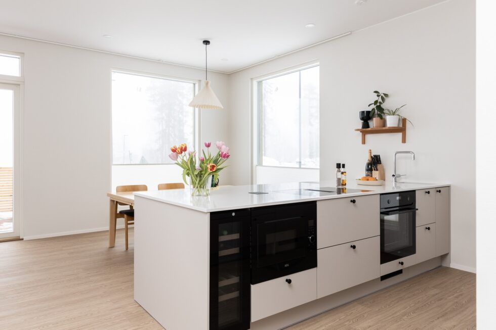 Kylatimpurit-9937-980x653 moderni olohuone, jossa suuret ikkunat